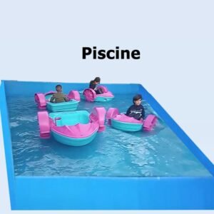 Piscine bleue pour enfants avec bateaux à pédales roses et bleus, idéale pour les fêtes et événements en plein air.