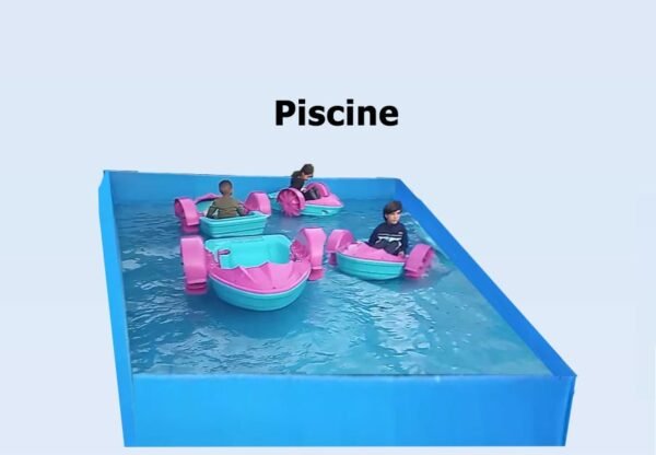 Piscine bleue pour enfants avec bateaux à pédales roses et bleus, idéale pour les fêtes et événements en plein air.